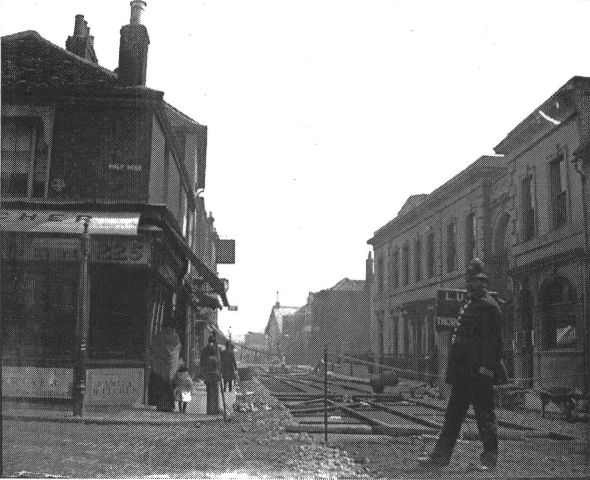 1899 225 Half acre high st trams being laid