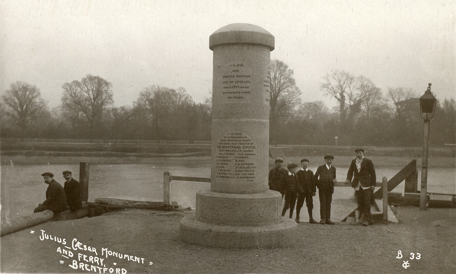 1910 15 The brentford monument in its original position by the ferry young and co postcard howard webb collection